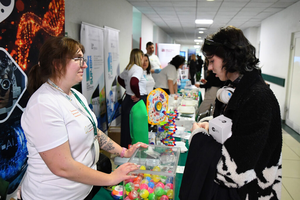 uczennica rozmawia z jedną z osób na stoisku LUC
